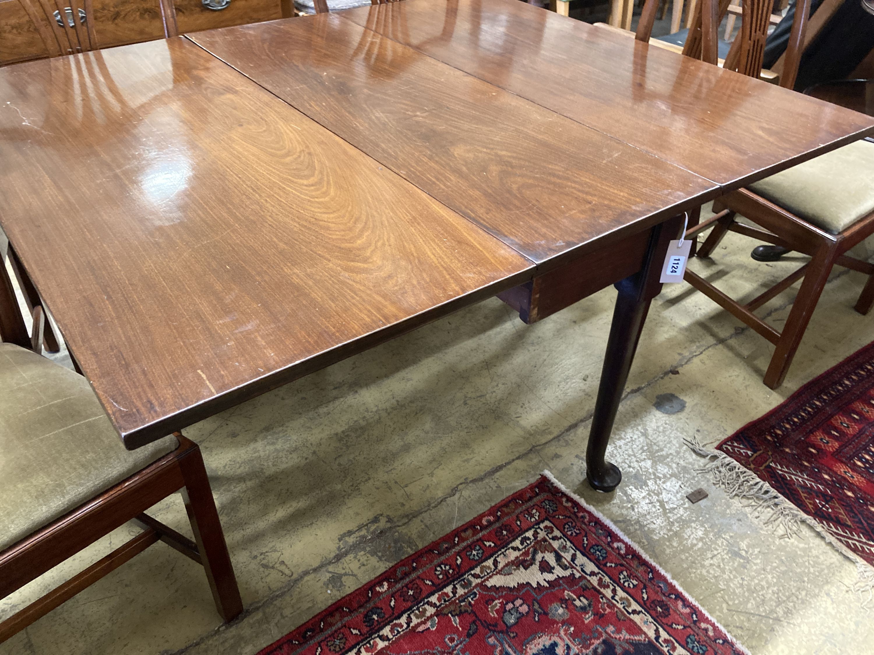 A George III mahogany gateleg table on pad feet, 136cm extended, width 113cm, height 71cm